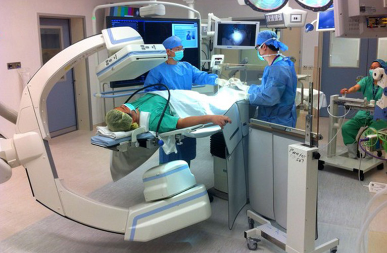 Robotic C-arm imaging device helps maximize body coverage while maintains C-arm angle flexibility.